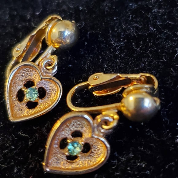 Vintage La Rue clips goldtone clip earrings hearts with green stones - Picture 2 of 8